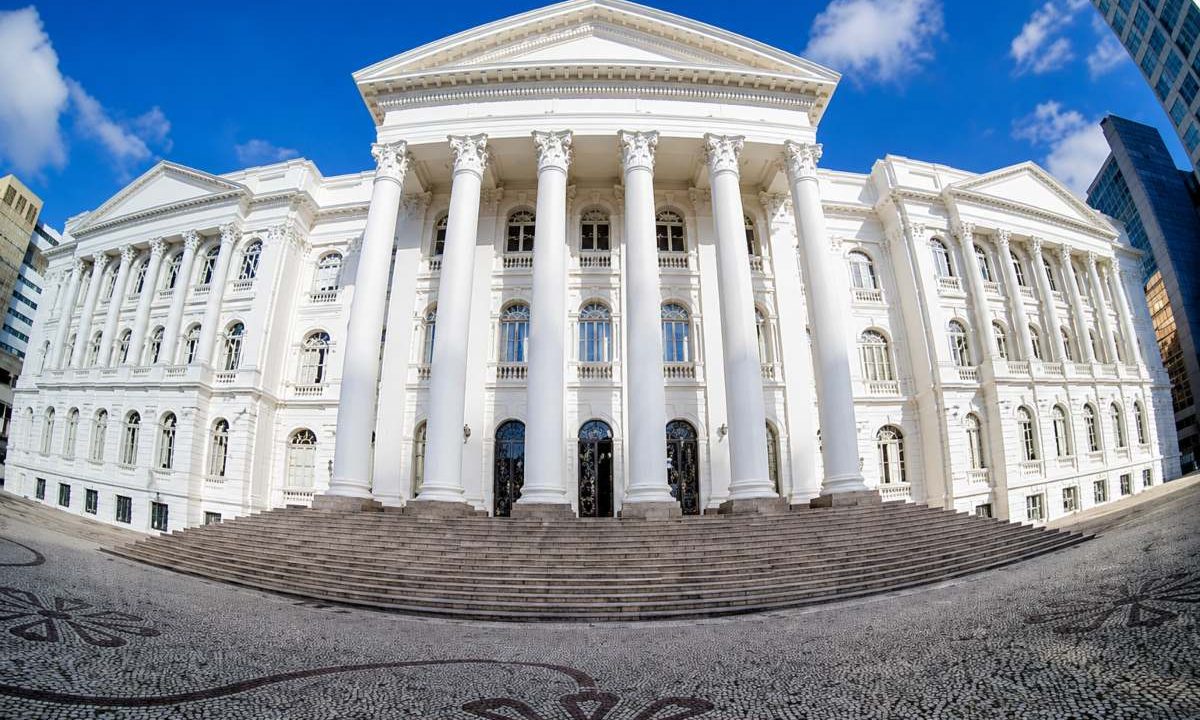 fachada do prédio histórico da UFPR. Imagem ilustrativa para matéria: Vestibular da UFPR: candidatos precisam se adaptar ao novo formato; veja como se preparar para a prova