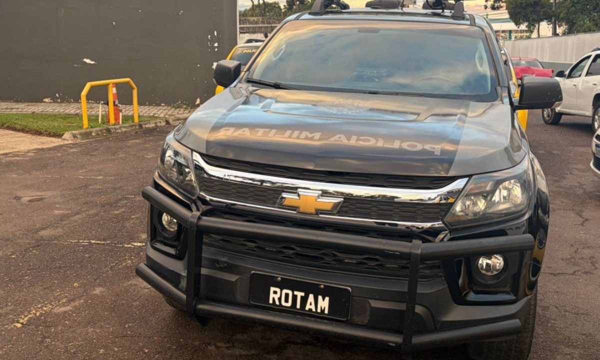 Viatura da ROTAM após patrulhamento em operação policial no bairro Parolin, em Curitiba. Suspeito foi preso com droga, em Curitiba.