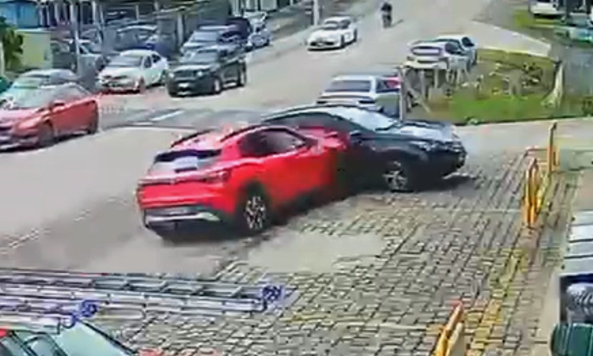 Captura de um trecho de um vídeo que flagrou um acidente após discussão provocada por um pequeno risco na lataria de um carro.