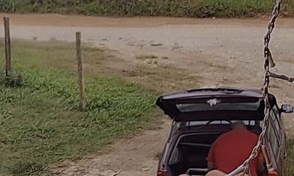 Vídeo de câmera de segurança mostra suspeito caminhando próximo ao carro da vítima durante furto no Alto Maracanã.