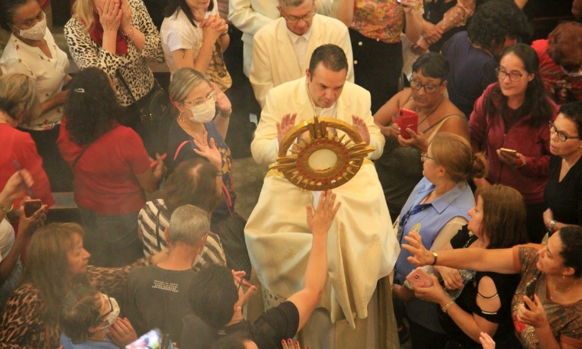na imagem, a vigilia de pentecostes em curitiba