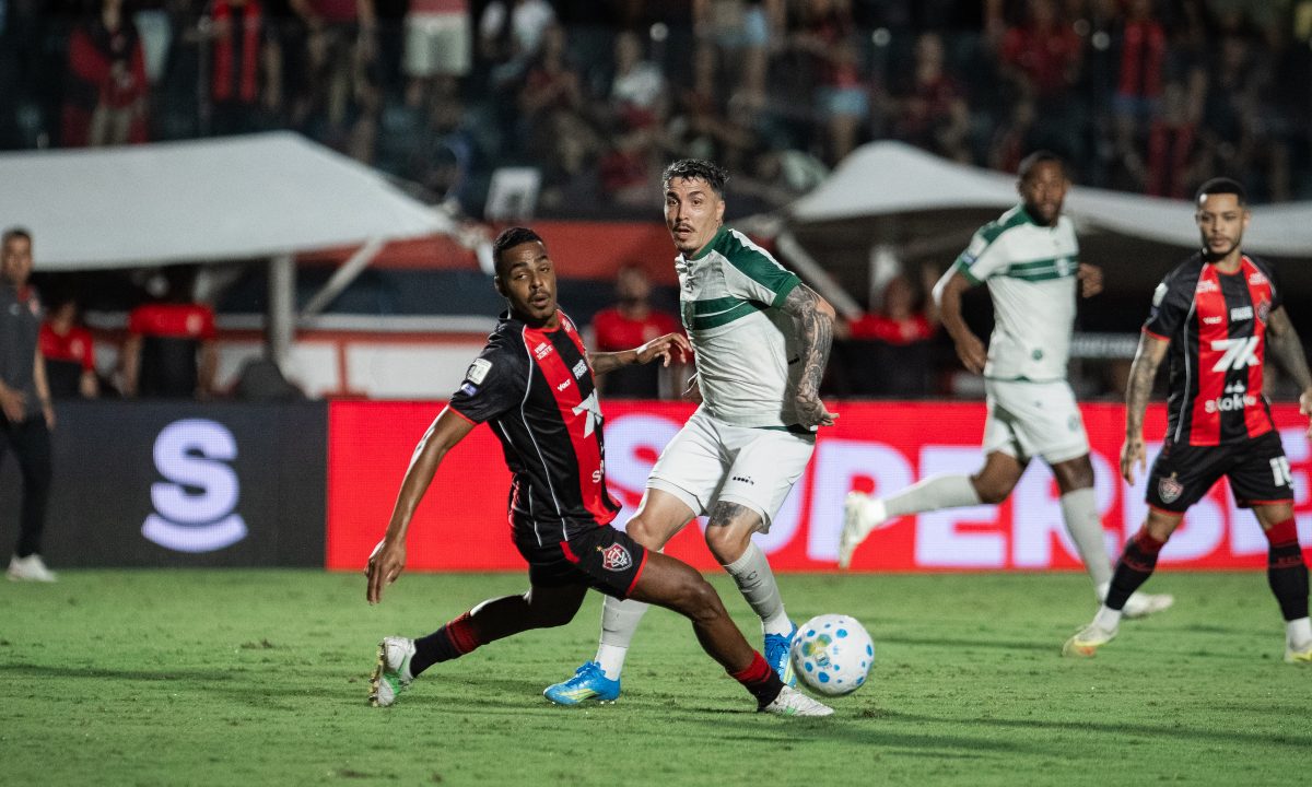 Jogadores de Vitória e Coritiba disputam a bola em jogo do Brasileirão.