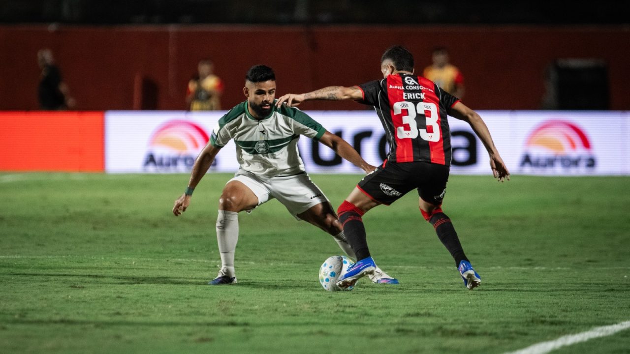 Lance de Vitória x Coritiba.