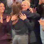 Foto de Xuxa chorando e abraçando Sasha durante desfile