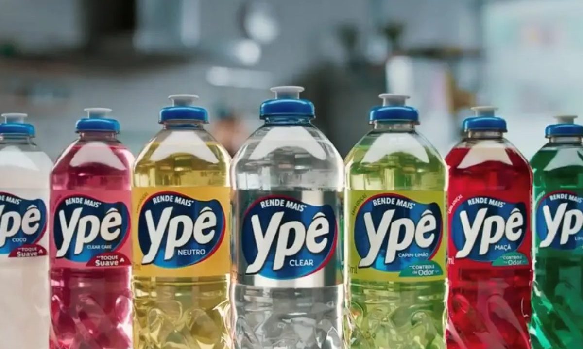 Produtos Ypê enfileirados; Anvisa suspendeu o uso dos produtos