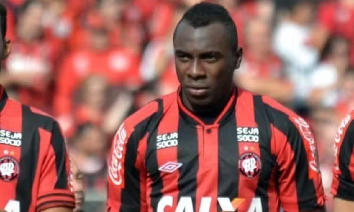 Zagueiro Manoel pelo Athletico antes de partida do Brasileirão