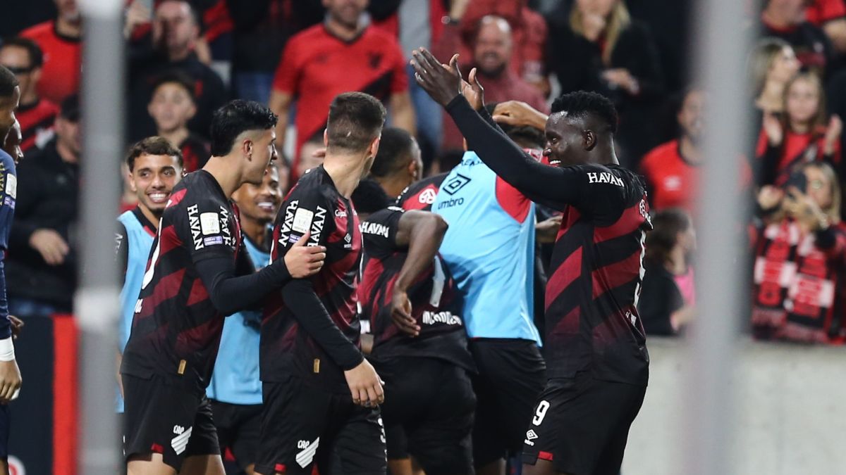 Viveros comemora com os companheiros e torcida do Athletico o gol da vitória sobre o Mirassol