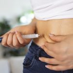 mulher aplicando caneta emagrecedora na barriga, medicamento que terá teto de preço no Brasil