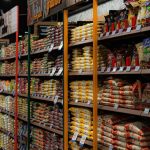 mercado, ambiente no qual, caso um consumidor encontre um produto vencido, tem direito a outro de graça