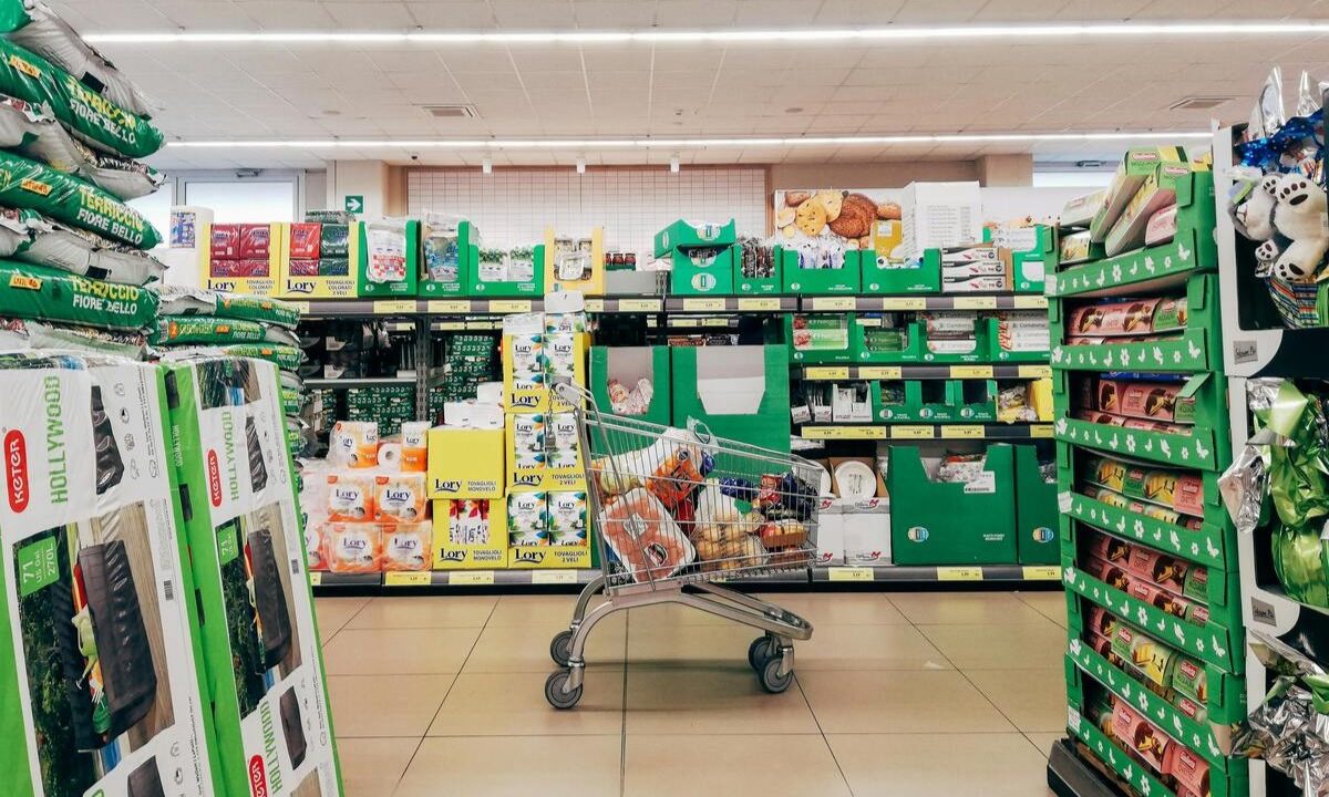 Imagem mostra um supermercado, como da rede que vai adotar o fim da escala 6x1