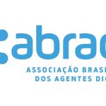 Logotipo oficial da Abradi sobre fundo branco. À esquerda, há um ícone azul formado por quatro formas arredondadas unidas ao centro, semelhante a um nó ou uma letra X estilizada. À direita, está escrita a palavra "abradi" em letras minúsculas azuis, e logo abaixo, em letras maiúsculas menores, a frase "ASSOCIAÇÃO BRASILEIRA DOS AGENTES DIGITAIS".
