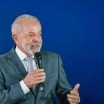 Lula, que aparece em frente a fundo azul, é responsável pelo governo atual, sobre o qual pasrte das pessoas acredita que aumentou a corrupção
