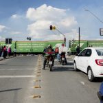 Trem cruzando bairro de Curitiba, situação que pode acabar se contorno ferroviário for incluído em nova concessão