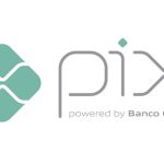 Logotipo oficial do Pix centralizado sobre um fundo plano em tom de verde-escuro. O símbolo é composto por quatro formas geométricas em formato de losango arredondado na cor azul-piscina brilhante, dispostas de maneira a sugerir uma dinâmica de conexão ou fluxo. À direita, está escrita a palavra "pix" em letras minúsculas brancas e de traçado moderno.