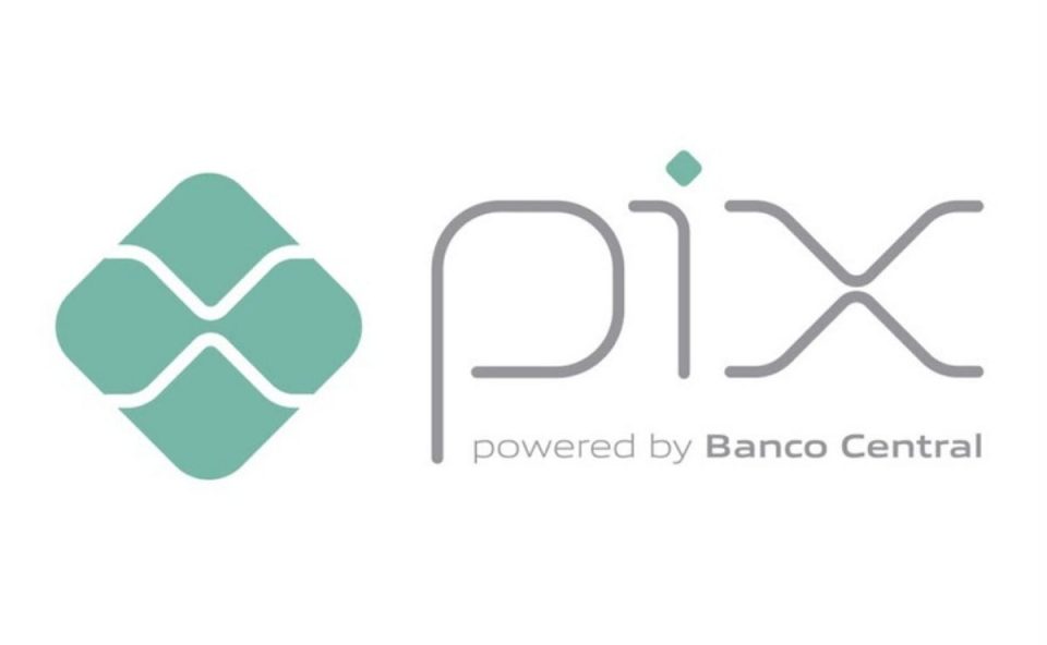 Logotipo oficial do Pix centralizado sobre um fundo plano em tom de verde-escuro. O símbolo é composto por quatro formas geométricas em formato de losango arredondado na cor azul-piscina brilhante, dispostas de maneira a sugerir uma dinâmica de conexão ou fluxo. À direita, está escrita a palavra "pix" em letras minúsculas brancas e de traçado moderno.