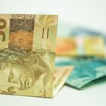 Notas de R$50 e R$100, representando o poder de compra do brasileiro que diminuiu