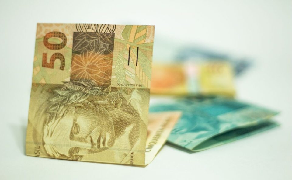 Notas de R$50 e R$100, representando o poder de compra do brasileiro que diminuiu