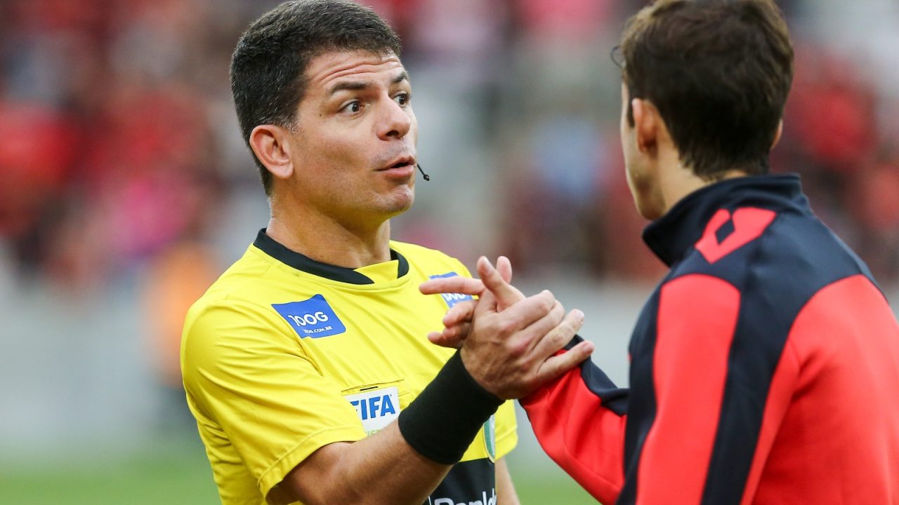 Bruno Boschilia, assistente de arbitragem, cumprimenta jogador do Athletico em jogo do Campeonato Paranaense