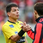Bruno Boschilia, assistente de arbitragem, cumprimenta jogador do Athletico em jogo do Campeonato Paranaense