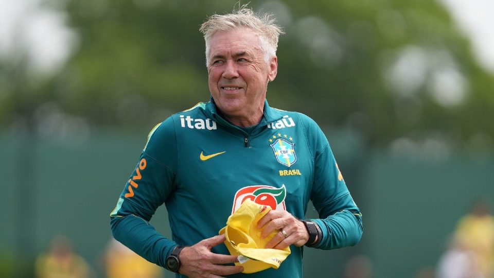 Carlo Ancelotti comanda treino na seleção brasileira