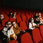 A imagem mostra alguns casais no cinema, no Dia dos Namorados o Shopping Curitiba fará uma promoção para os casais que se beijarem