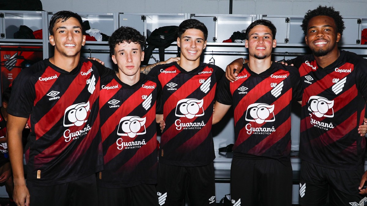 Jogadores da base do sub-17 do Athletico no vestiário