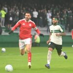 Lance de Coritiba x Internacional. pelo Brasileirão