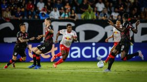 Lance de Red Bull Bragantino x Athletico, pelo Brasileirão