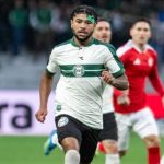 Lucas Ronier, atacante do Coritiba em ação contra o Internacional