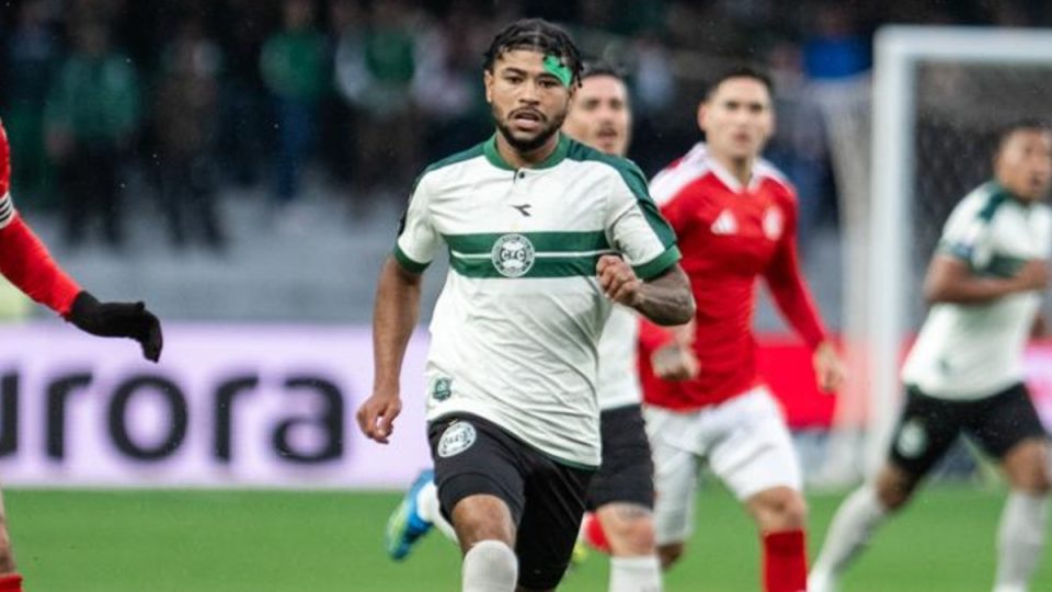Lucas Ronier, atacante do Coritiba em ação contra o Internacional