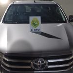Visão frontal da caminhonete Hilux prata recuperada pela Polícia Militar em Cascavel após furto.