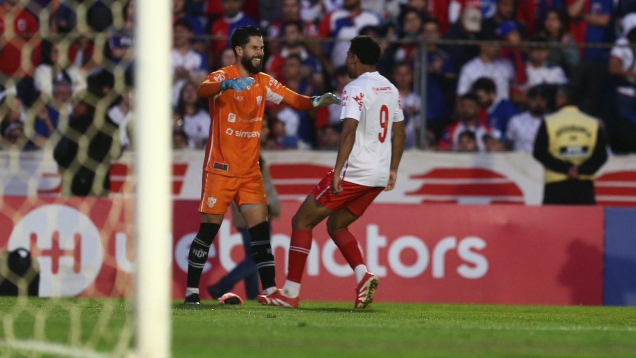 Matheus, goleiro do Paranavaí, comemora vitória nos pênaltis sobre o Paraná Clube