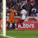 Matheus, goleiro do Paranavaí, comemora vitória nos pênaltis sobre o Paraná Clube