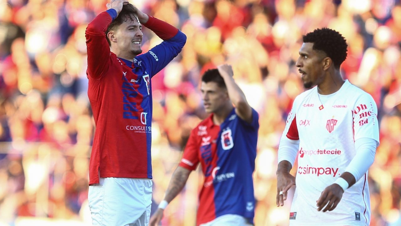 Jogadores do Paraná Clube lamentam chance perdida contra o Paranavaí