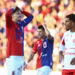 Jogadores do Paraná Clube lamentam chance perdida contra o Paranavaí