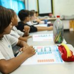 crianças em sala de aula.. Imagem ilustrativa para matéria: Paraná tem 62 municípios com pendências que correm risco de perder recursos para educação