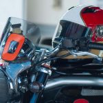 Capacete em cima de moto. Imagem ilustrativa para matéria: Novo selo com QR Code em capacetes pode mudar a vida do consumidor? Entenda o impacto da medida