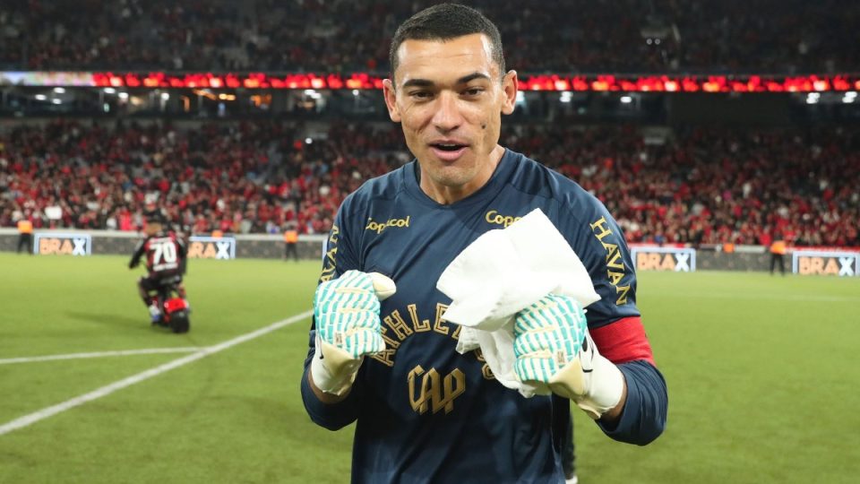 Santos comemora vitória do Athletico sobre o Mirassol