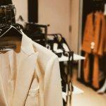 Detalhe de blazer bege pendurado em cabide com etiqueta da marca Zara em uma loja de roupas, ilustrando matéria sobre o plano de fechamento lojas do grupo Inditex.