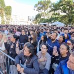 Multidão de fiéis participa da celebração de Corpus Christi no Centro de Curitiba durante procissão religiosa com orações e manifestações de fé.