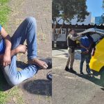 Montagem com duas imagens de um homem detido; à esquerda ele aparece sentado no chão escorado em um muro, e à direita está algemado de costas ao lado de um policial militar e de uma viatura amarela e branca, ilustrando a prisão por roubo de celular.