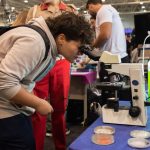 Visitantes do Universo UFPR podem conferir os materiais do estande de Engenharia de Bioprocessos e Biotecnologia, como os microscópios. Imagem ilustrativa para matéria: Universo UFPR reúne ciência, tecnologia e inovação em quatro dias de programação