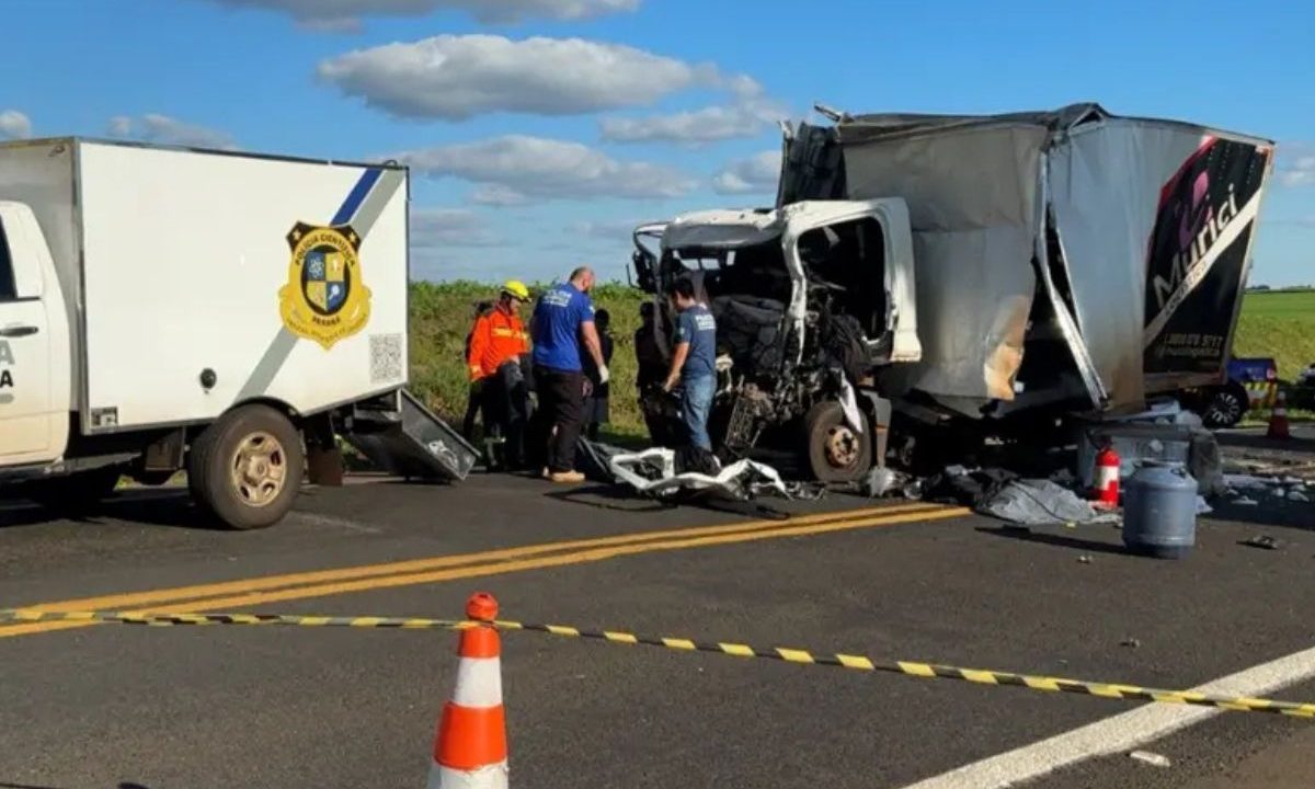 Polícia Científica ao lado de um dos caminhões com a frente destruída após grave acidente na PR-323, em Sertanópolis.