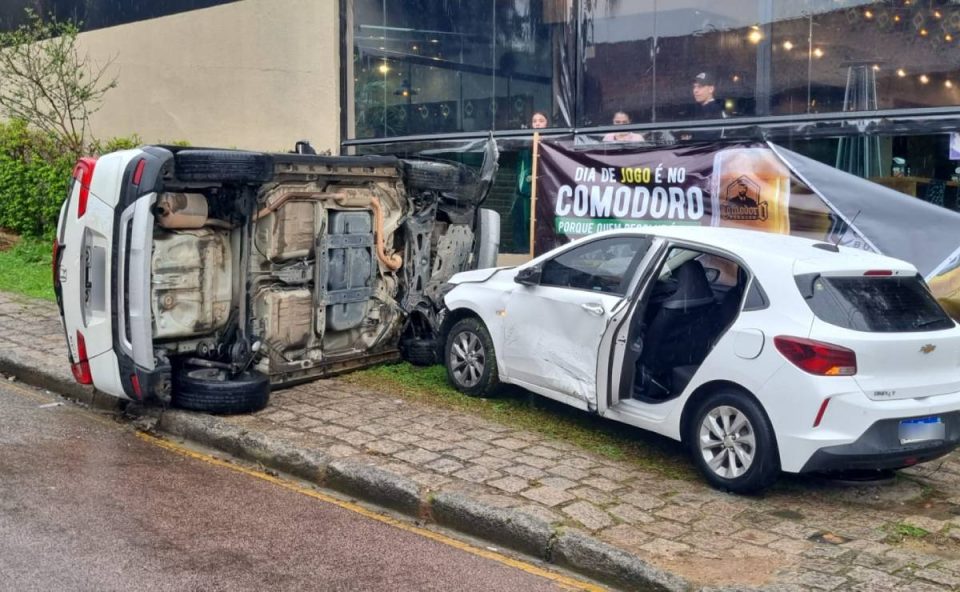 Foto mostra acidente entre carros no São Lourenço