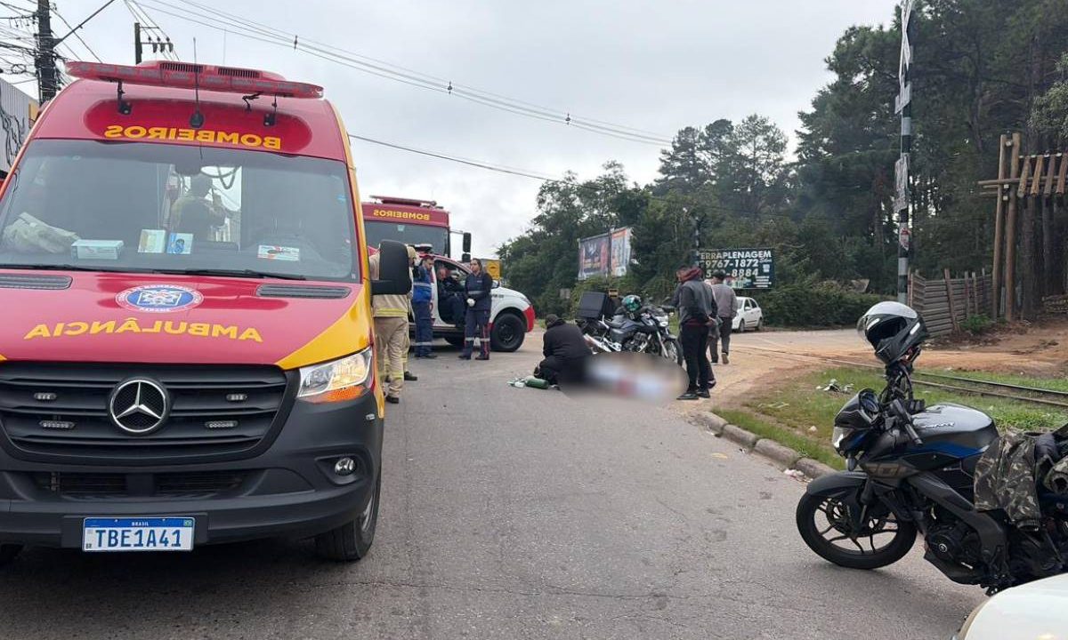Foto mostra casal ferido após acidente com carro no Cachoeira