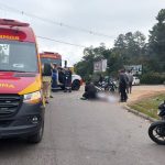 Foto mostra casal ferido após acidente com carro no Cachoeira