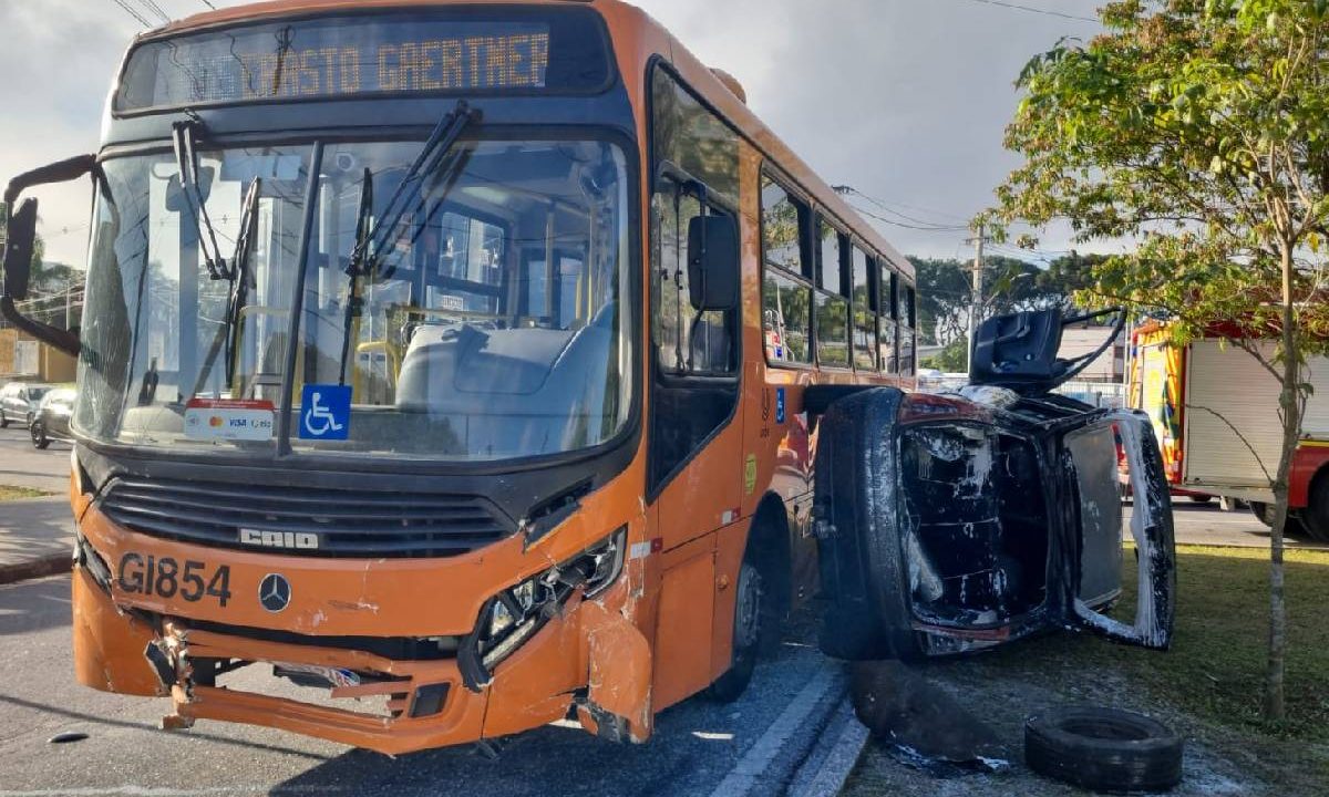 Foto mostra acidente entre ônibus e carro