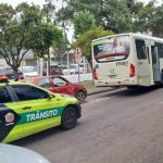 Foto mostra acidente com ônibus no Alto da Glória