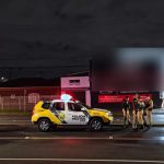 Policiais atendem ocorrência de acidente de trânsito envolvendo dois veículos na Rua Izaac Ferreira da Cruz, no bairro Sítio Cercado, em Curitiba.