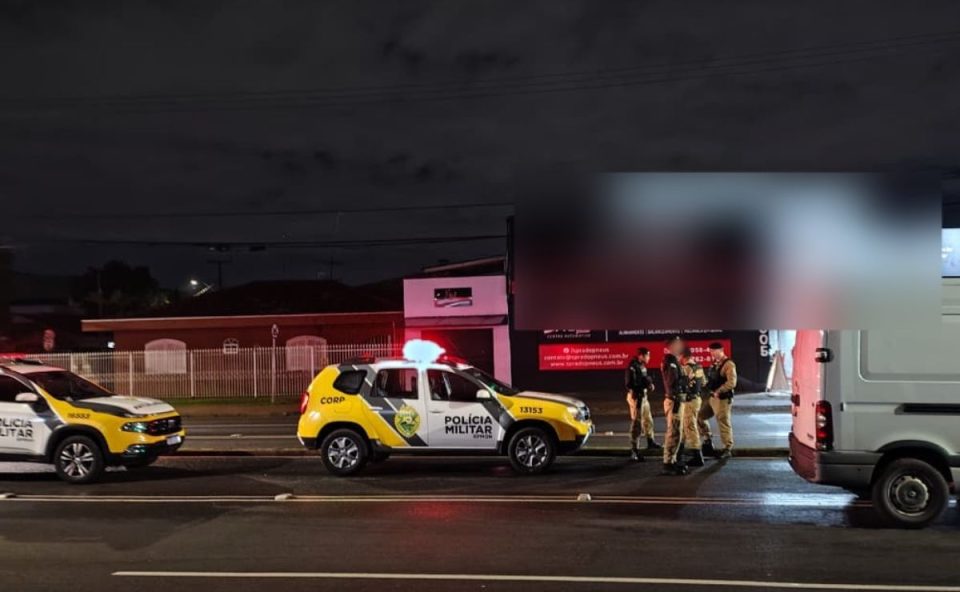 Policiais atendem ocorrência de acidente de trânsito envolvendo dois veículos na Rua Izaac Ferreira da Cruz, no bairro Sítio Cercado, em Curitiba.